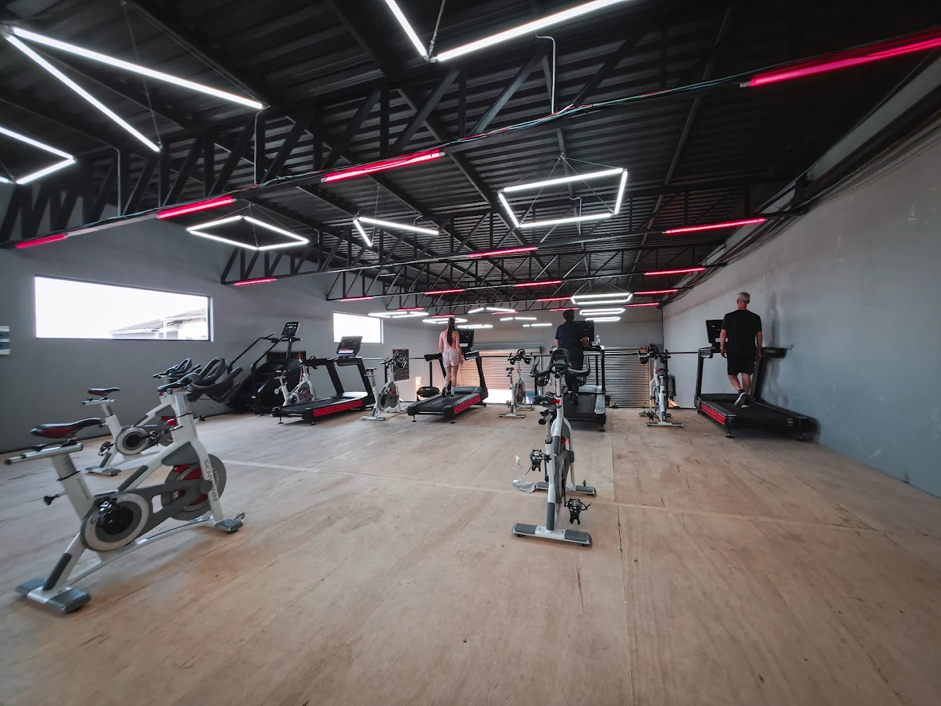 Área de cardio da Nova Gym com esteiras e bicicletas