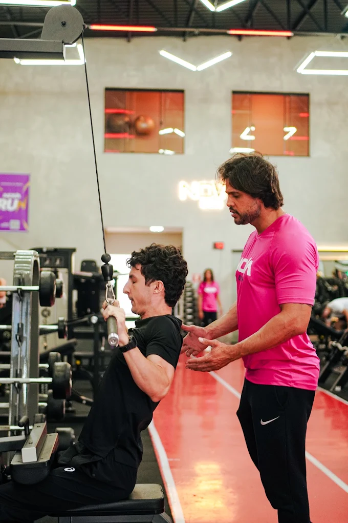 Área de musculação da Nova Gym com equipamentos e alunos treinando