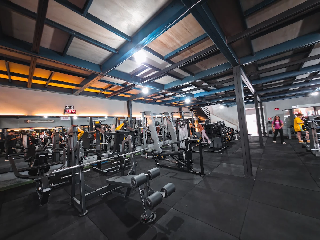 Visão ampla da sala de treino da Nova Gym